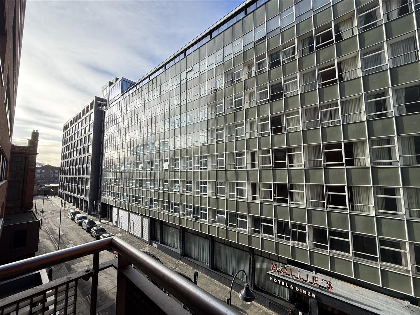 An immaculate apartment in the Bauhaus — photo 7